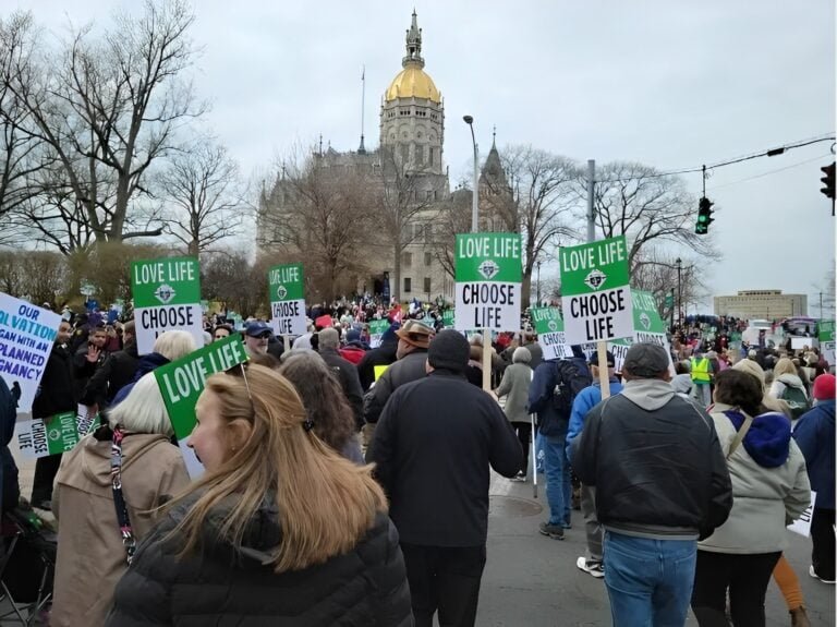 Opositores al aborto llevan a cabo “Marcha por la Vida” en Capitolio estatal