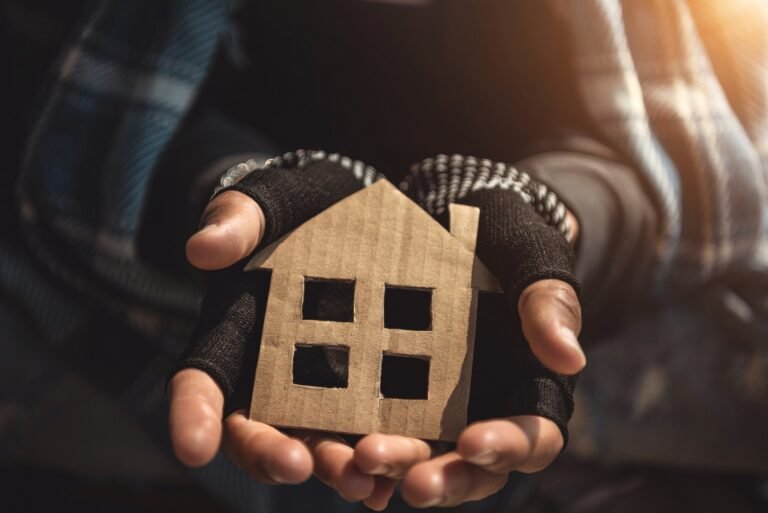 Políticas de vivienda pública excluyen a personas con antecedentes penales, según informe