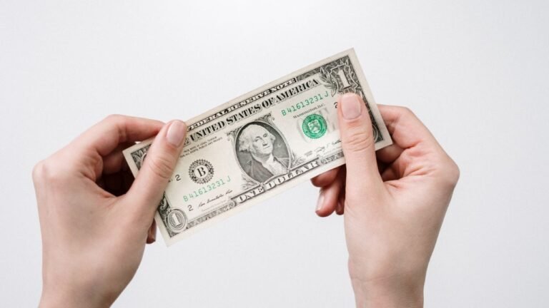 Un hombre roba 1 dólar en un banco para ir a la cárcel a propósito