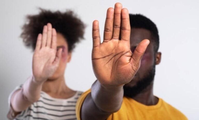 Latinos en EEUU sufren discriminación de otros latinos