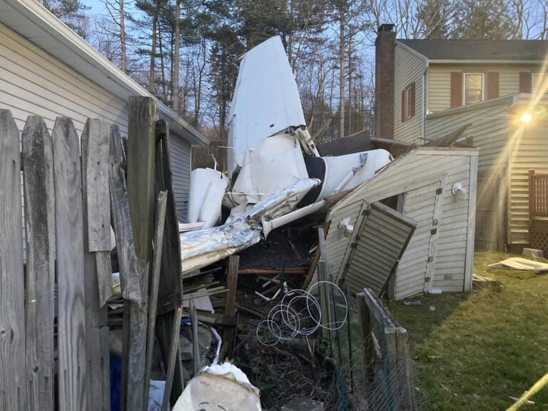 Avioneta se estrella entre dos casas en Danbury