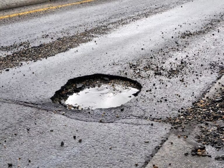 Bridgeport reanuda iniciativa para llenar baches y limpiar escombros