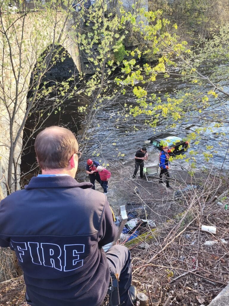 Buenos samaritanos sacan a mujer de auto que cayó en un río