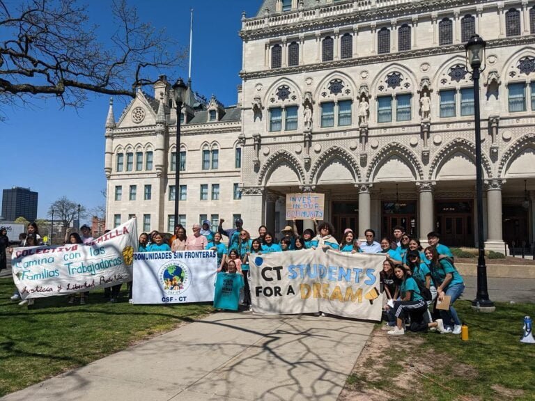 Defensores temen que propuesta para que Medicaid se extienda a jóvenes inmigrantes muera en Legislatura