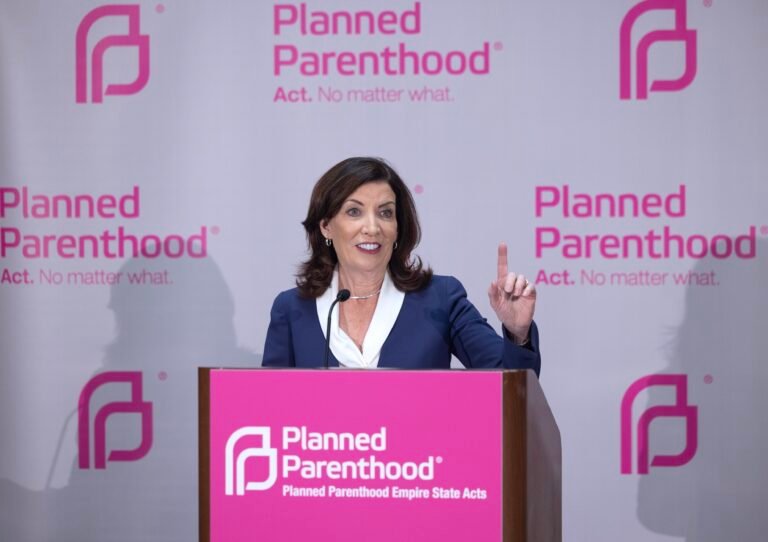 Gobernadora promete mantener servicios de aborto y medicamentos disponibles en NY