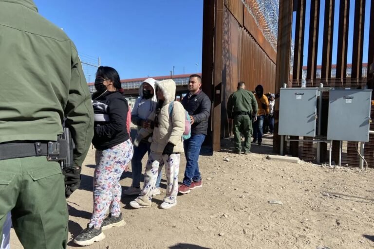 EEUU abrirá centros para migrantes en Colombia y Guatemala como medida tras el fin del Título 42