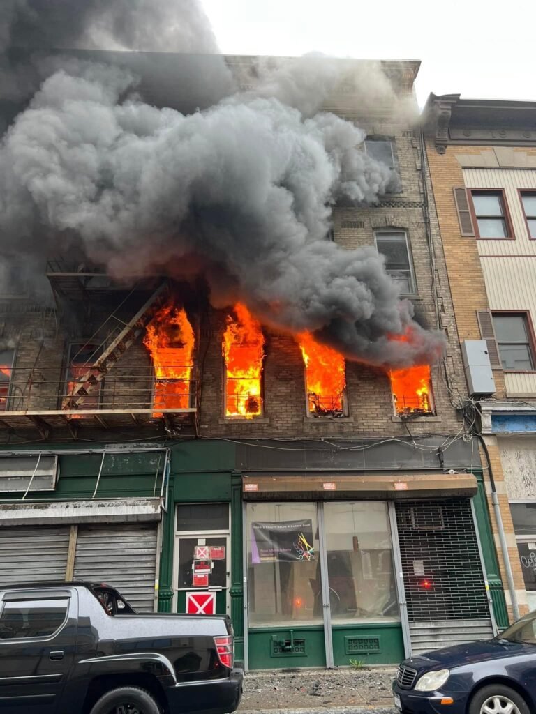 Incendio masivo deja edificio inhabitable y será sujeto a demolición
