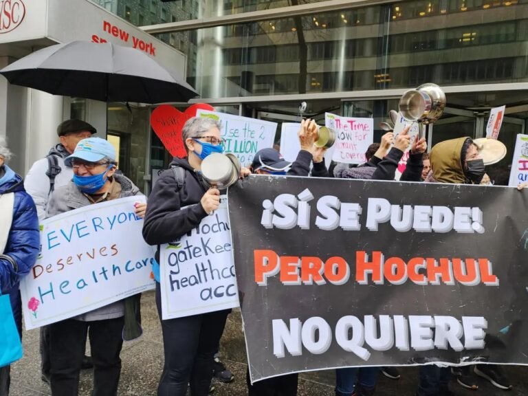 Inmigrantes en NY protestan con cacerolazos frente a la oficina de la Gobernadora