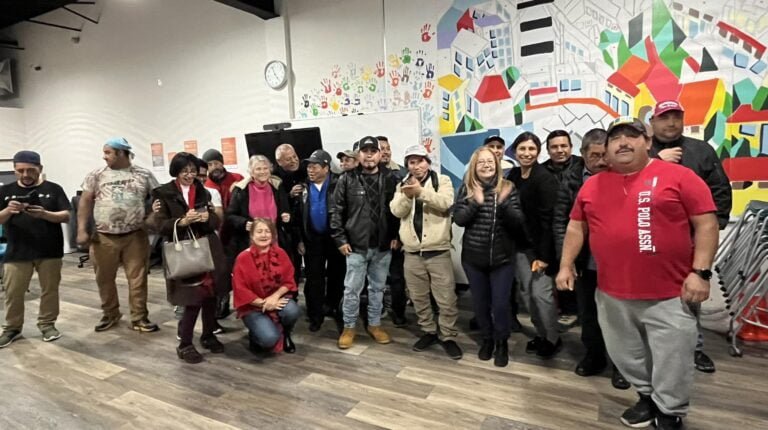 Jornaleros tratan de superar todas las barreras al buscar trabajo
