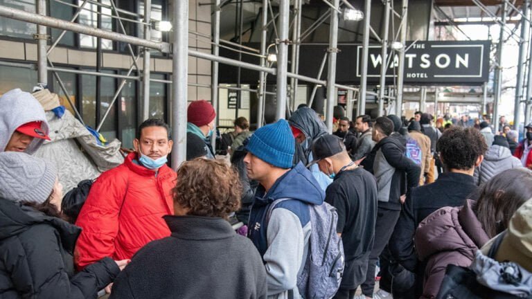 Mitad de los inmigrantes que llegan a NY no están vacunados contra la poliomielitis, advierte Comisionado de salud  