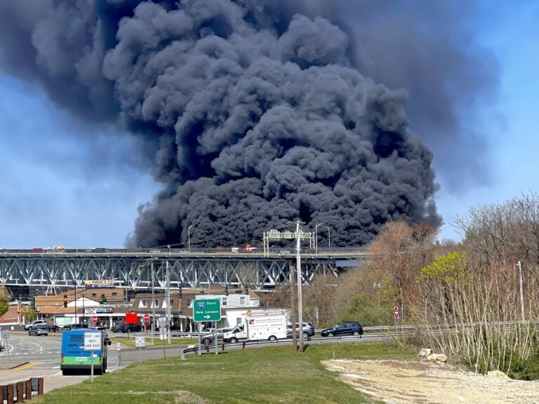 Muere conductor de camión cisterna luego de volcar e incendiarse en la I-95
