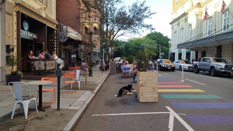 New Haven extenderá programa de comidas al aire libre durante todo el año