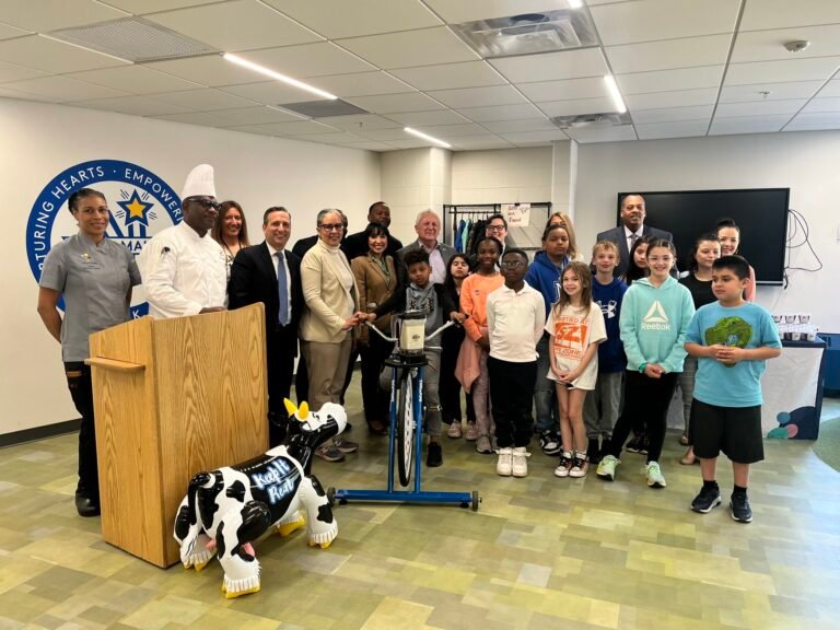 Presentan bicicleta licuadora de batidos saludables en escuela primaria