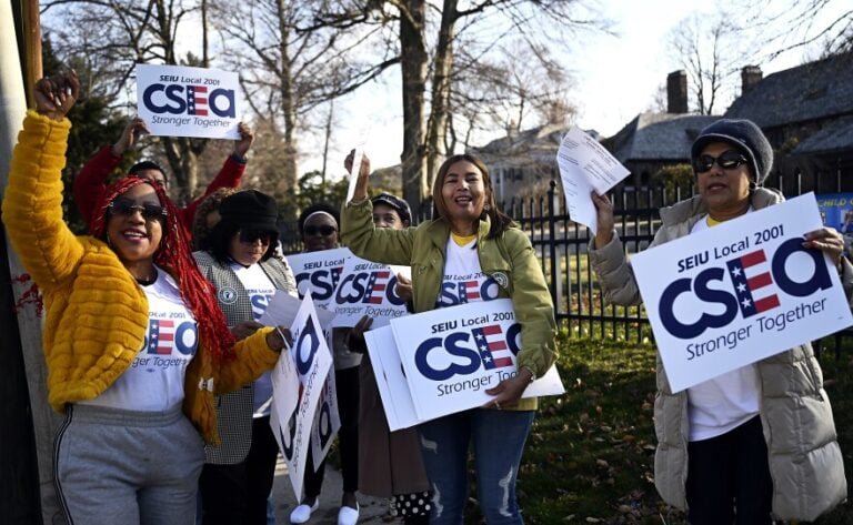 Proveedores de cuidado infantil exigen mejores salarios y beneficios frente a la casa del Gobernador