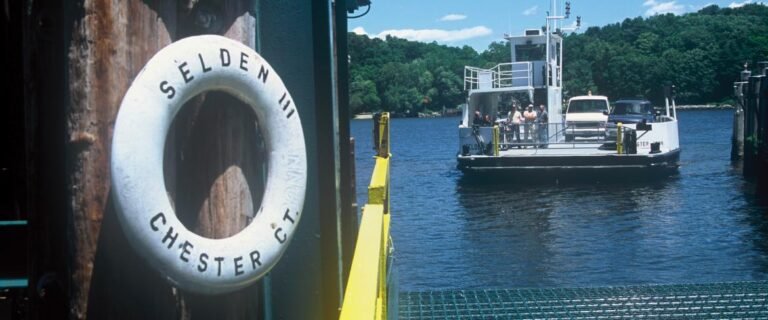 Reanudan servicio de ferries en Connecticut River