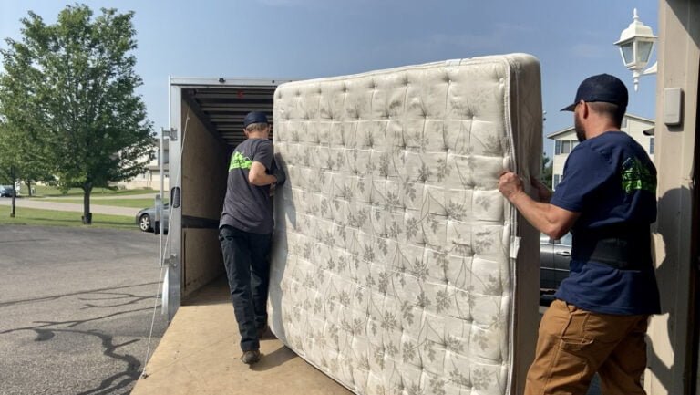 Recogerán colchones y cajas de las aceras