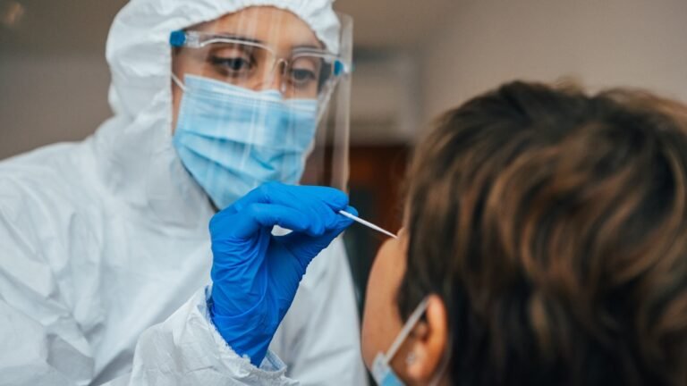 Variante altamente infecciosa detectada por primera vez en NY identificada ahora en 27 estados