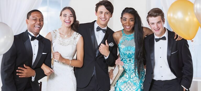 Vestidos de graduación y esmóquines gratuitos para estudiantes que se gradúan de secundaria