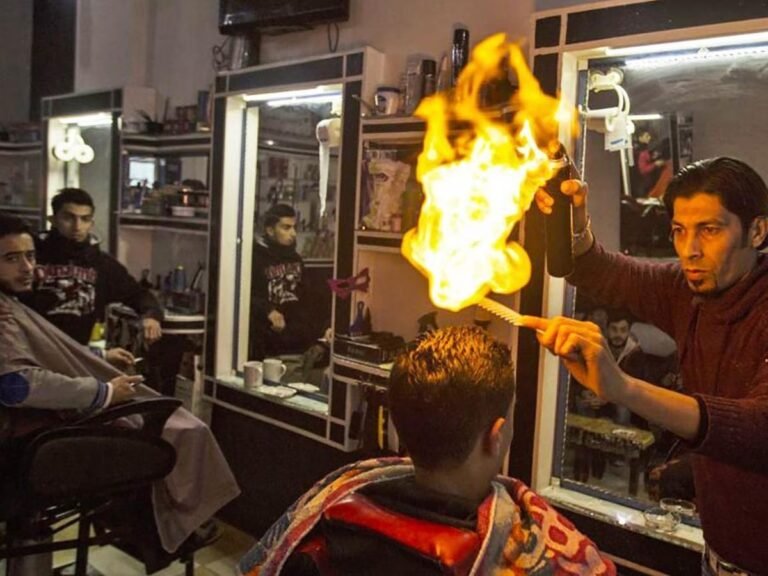 Peluquero pakistaní incendia el pelo de sus clientes