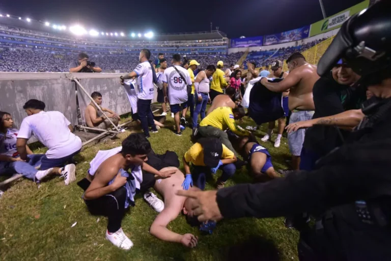 Tragedia en el fútbol de El Salvador: Se reportan muertos tras estampida en el Estadio Cuscatlán en el partido Alianza vs. FAS