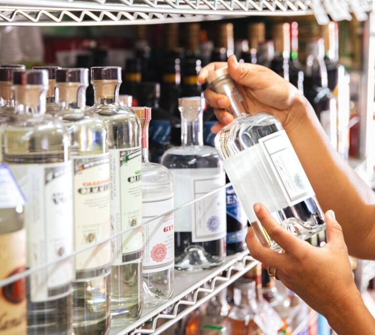 Aumentan controles encubiertos en licorerías por incumplimiento de ventas a menores de edad