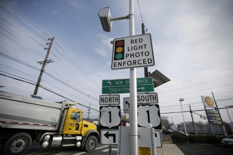 CT podría dar a ciudades opción de permitir cámaras de velocidad y semáforo en rojo