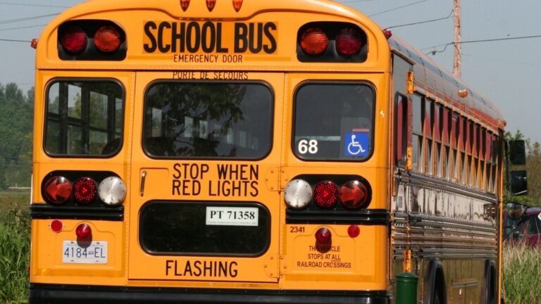Cierran escuelas después que niño encontró supuesto paquete de drogas en autobús escolar