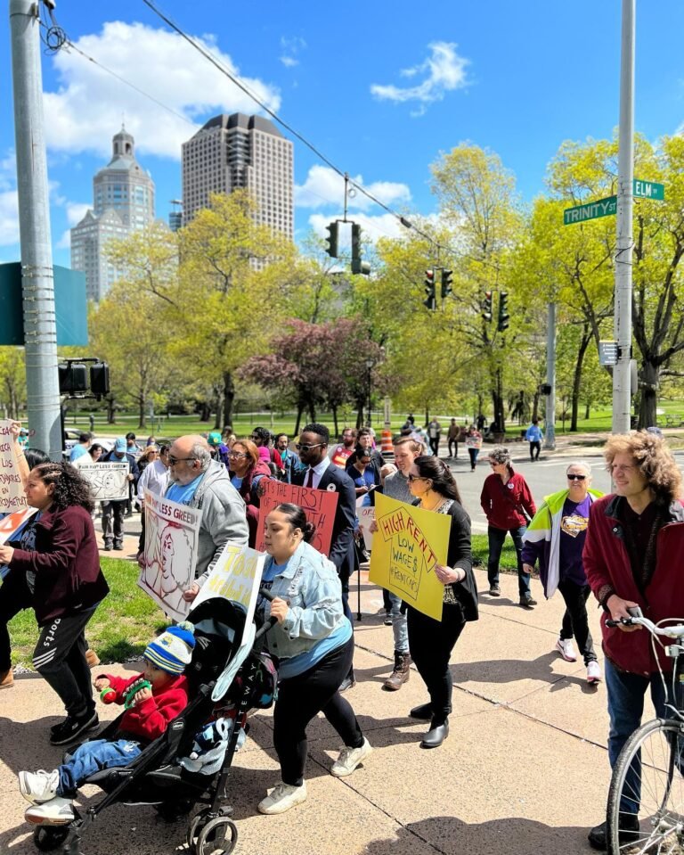 Defensores e inmigrantes protestan por atención médica y programación laboral estable