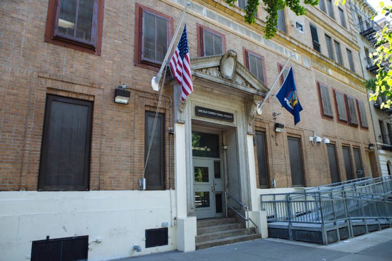 Edificio que alguna vez fue prisión estatal será habilitado para albergar a inmigrantes