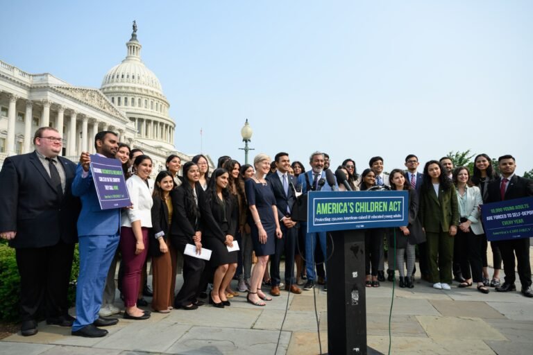 Nueva ley bipartidista permitiría otorgar Green Card a más de 250 mil jóvenes inmigrantes