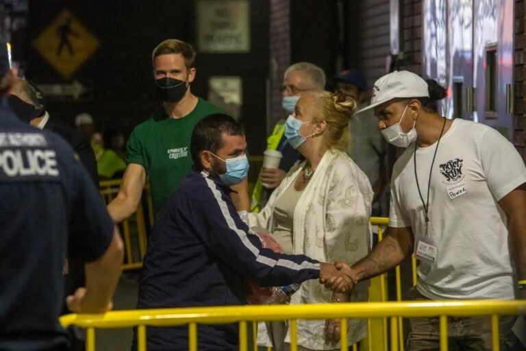 Gobernador de Texas envía dos nuevos autobuses con inmigrantes a la Ciudad de Nueva York