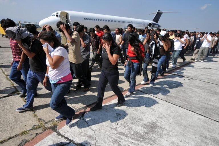 Departamento de Seguridad Nacional expulsó a más de 1.2 millones de inmigrantes en 6 meses