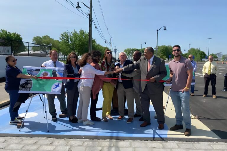Inauguran nuevo estacionamiento y pasarela peatonal en playa