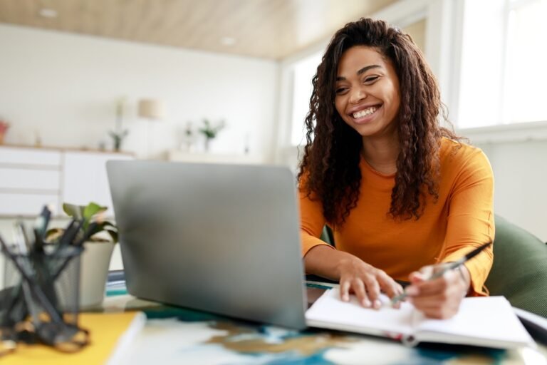 Informe muestra disminución de estudiantes afroamericanos e hispanos en universidades