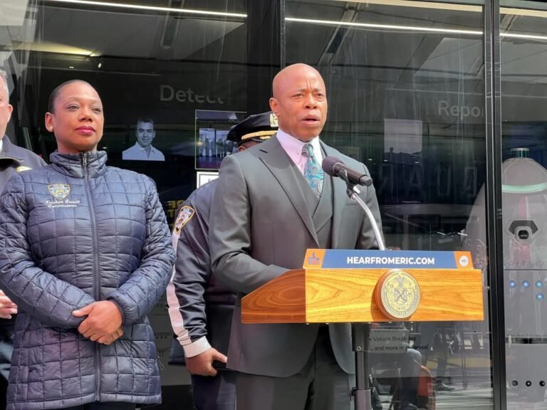 NY aloja migrantes en gimnasios escolares y padres protestan