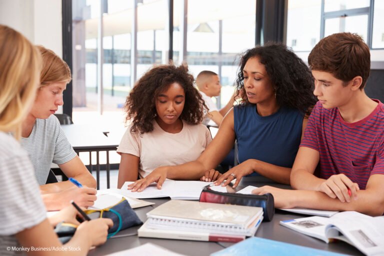 Publican guía sobre cómo enfrentar discriminación racial en disciplina estudiantil