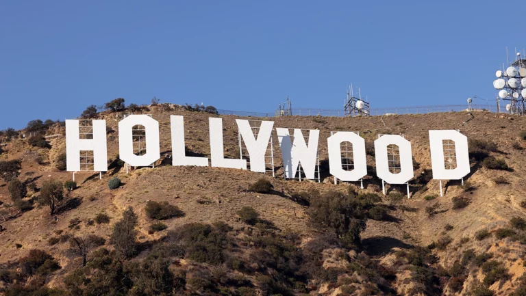 Se declaran en huelga guionistas de Hollywood y paralizan la producción de muchas series de televisión
