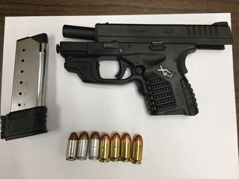 Adolescente encontrado con arma cargada en feria de iglesia