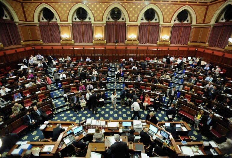 Adoptan presupuesto de $51 mil millones con gran recorte de impuestos para la clase media
