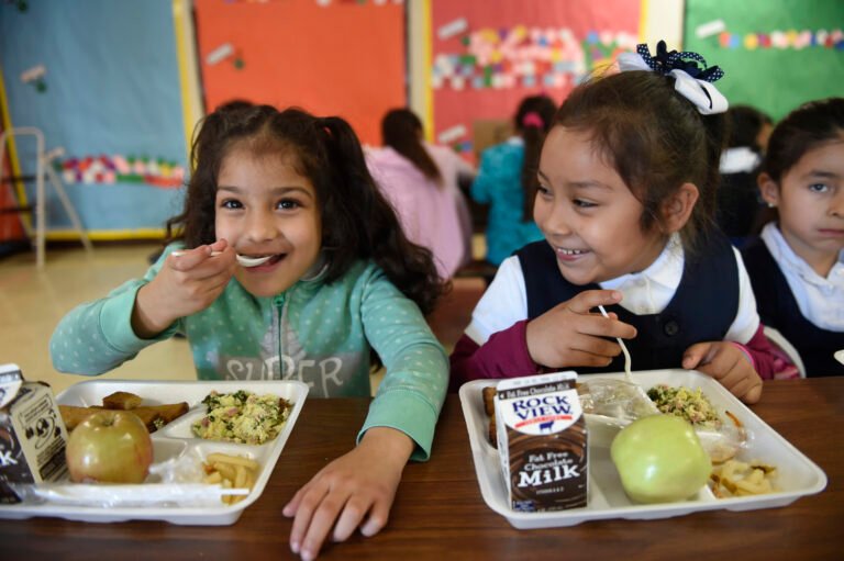 Almuerzos escolares están en pausa, pero continuarán el próximo año para estudiantes en necesidad