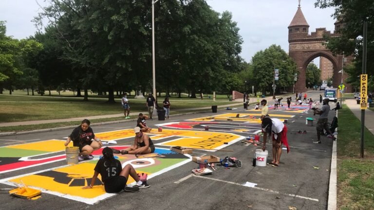 Artistas denuncian que fueron acosados mientras restauraban mural de Black Lives Matter