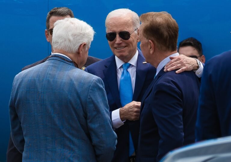 Biden discute la violencia armada durante visita a CT