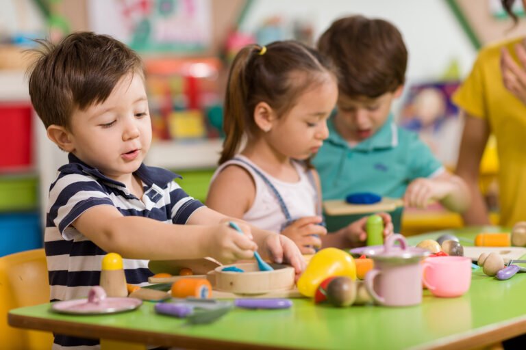CT apunta a $150 millones adicionales para ayudar a los niños K-12 con dificultades, a través del último acuerdo presupuestario