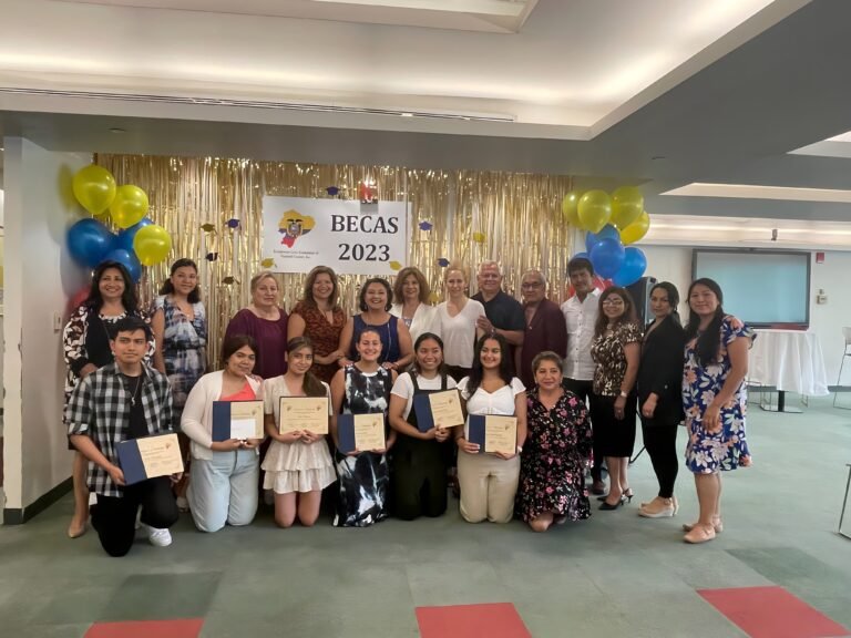 Entregan becas a jóvenes hispanos