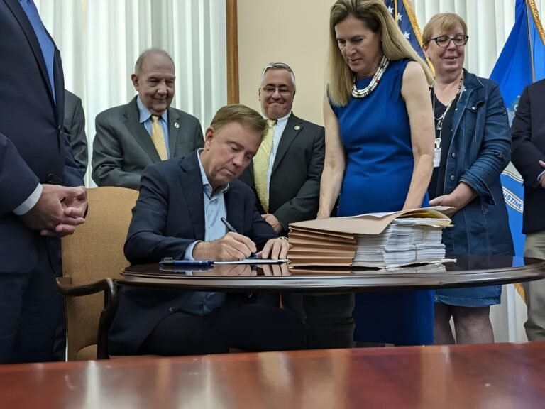 Gobernador firma presupuesto con aclamación bipartidista