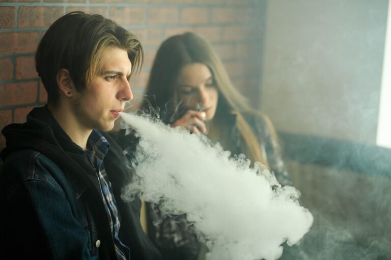 Más adolescentes se hacen adictos a cigarrillos electrónicos con altas dosis de nicotina, según estudio