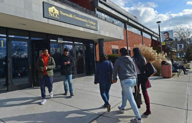 Los 12 colegios comunitarios de CT se fusionarán formalmente en uno solo