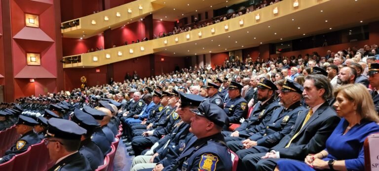 Oficiales se gradúan de la Academia de Policía de Westchester