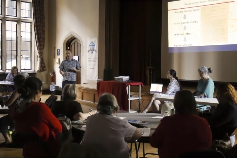 Panel busca humanizar la experiencia del inmigrante