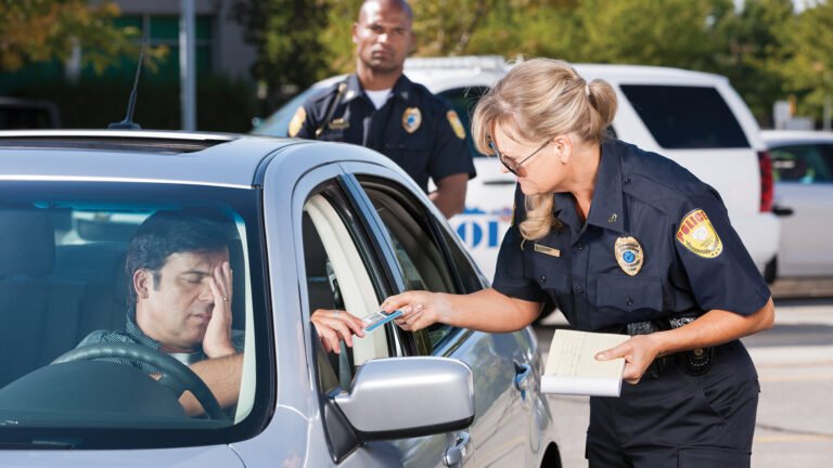 Requieren que la policía informe a conductores sobre motivos de las paradas de tránsito